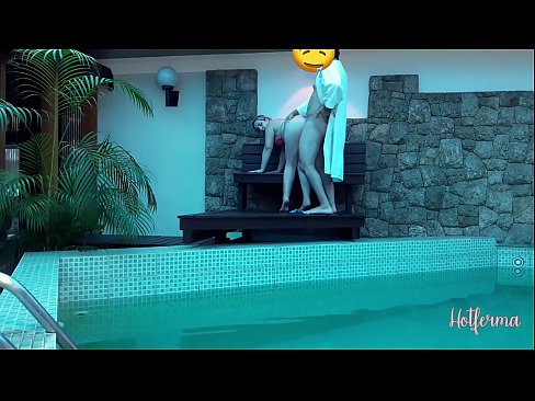 ❤️ A főnök meghívja a szobalányt a medencébe, de nem tud ellenállni egy forró Porno fb at hu.fuckmymac.ru ☑
